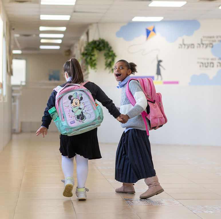 חברות משחקות במעון צור