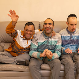 צעירים יושבים על הספר