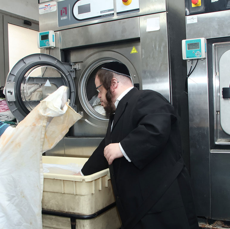 עובדים בחדר כביסה
