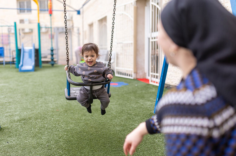 ילד משחק במעון ליטף