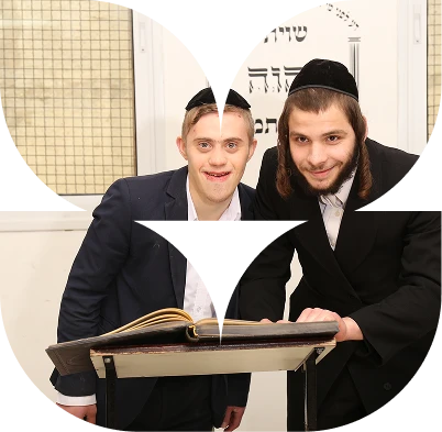 תמונת אווירה של צעירים לומדים