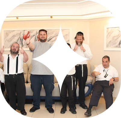 תמונת אווירה של צעירים בדיור של שיח סוד