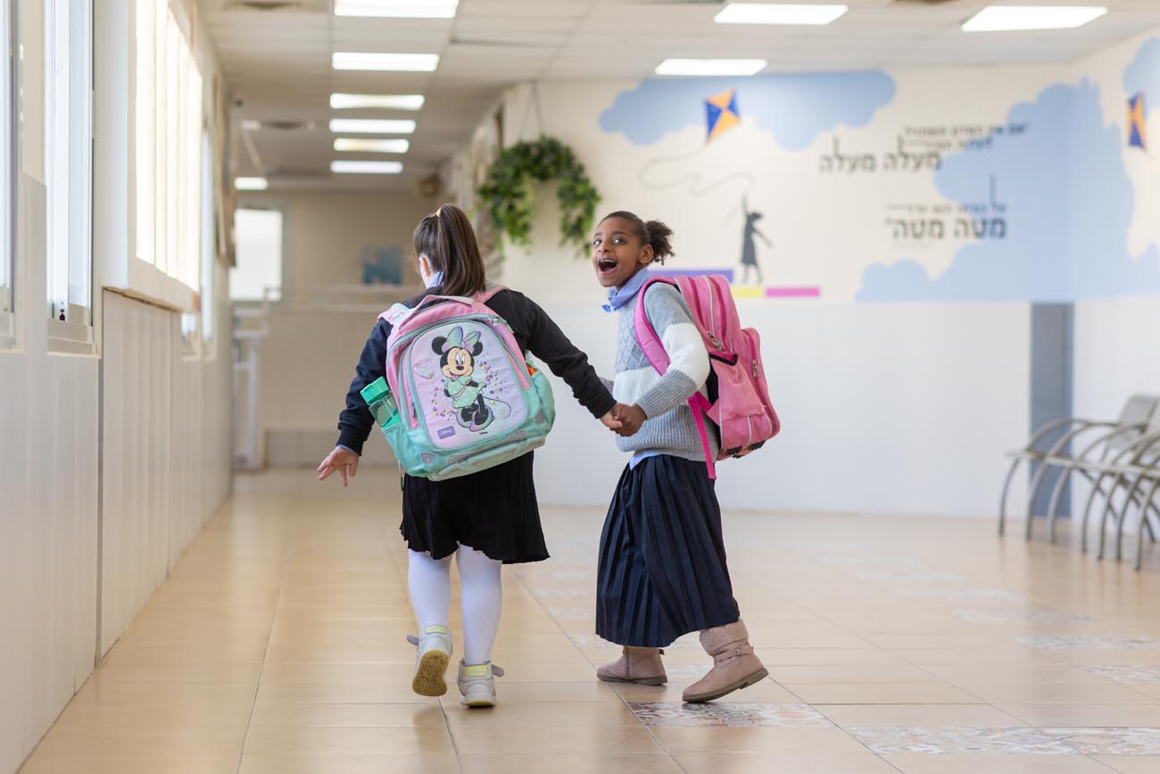 חברות הולכות יחד במעוז ירושלים
