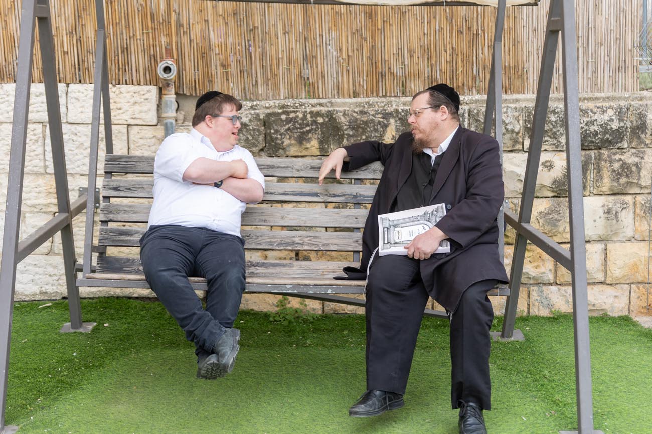 ילד עם חונך בשיחה סוד