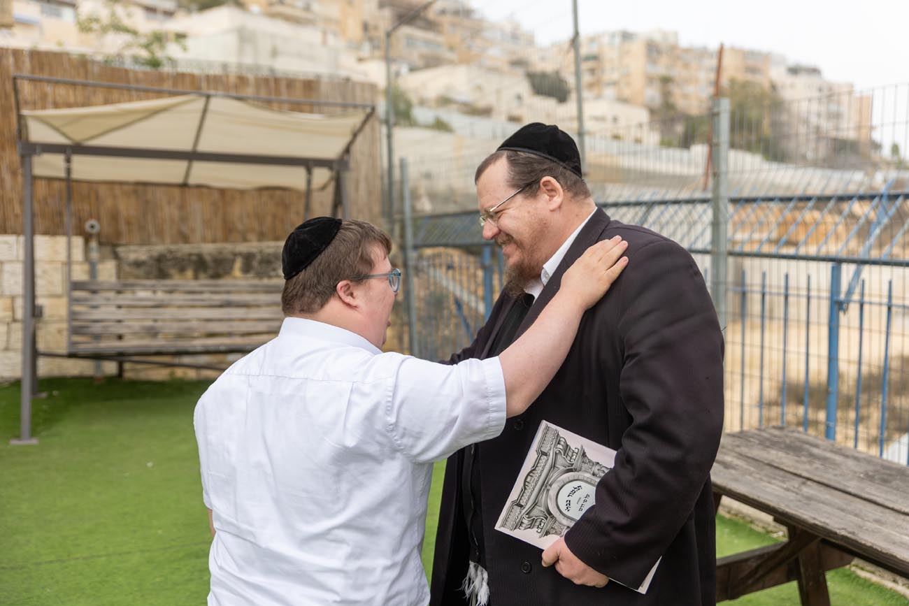 ילד עם חונך בשיחה סוד