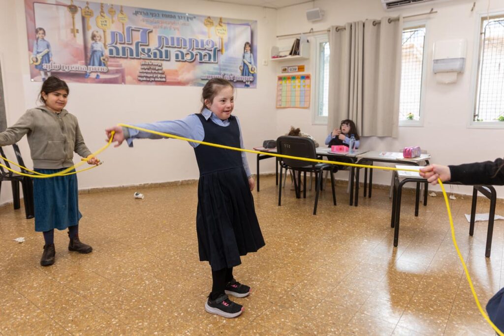 חברות משחקות בשבילים
