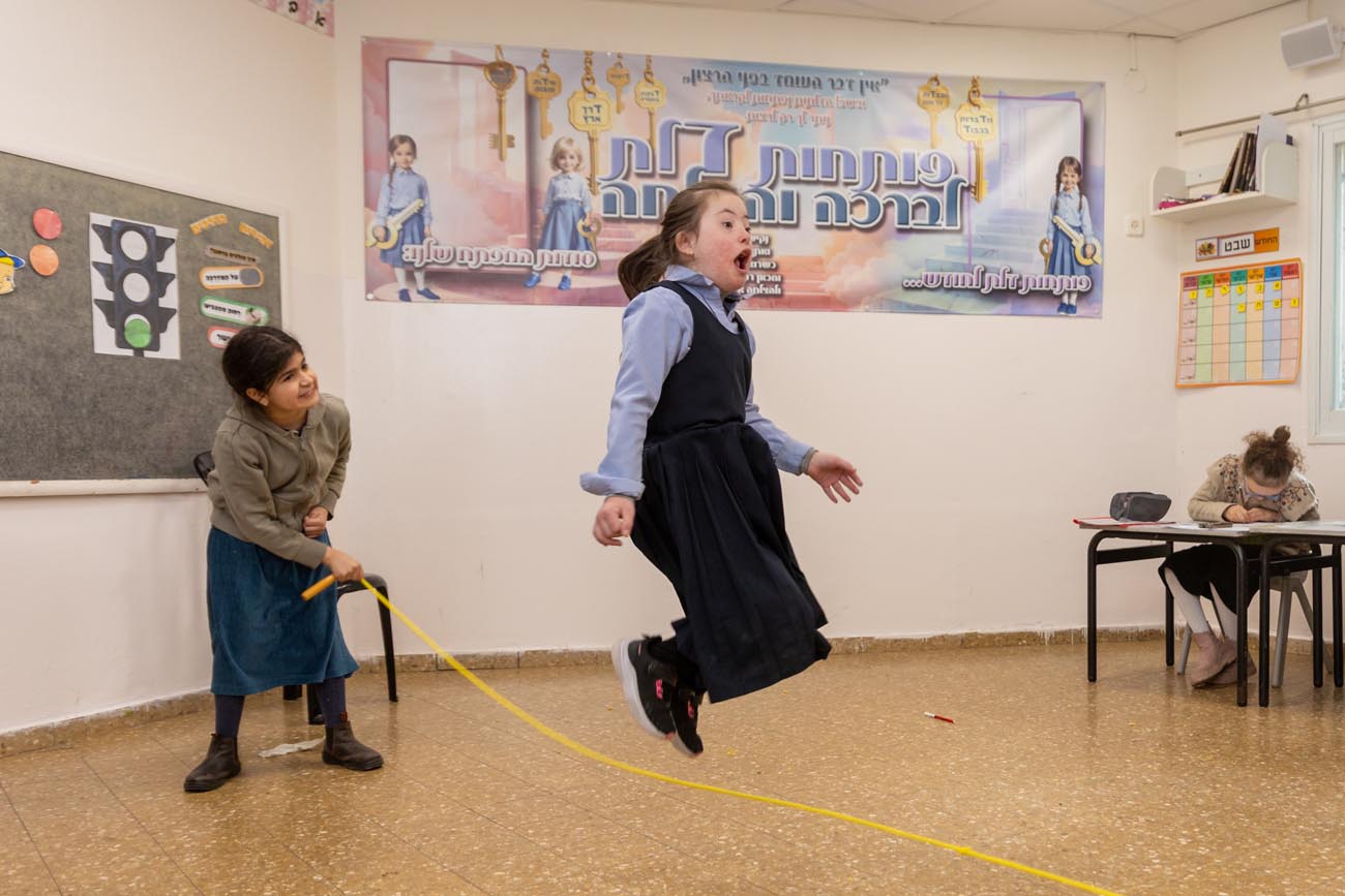 חברות משחקות בחבל בשבילים