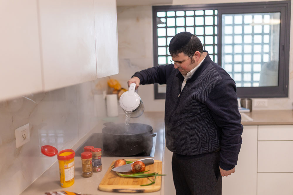 צעיר מכין לעצמו ארוחה
