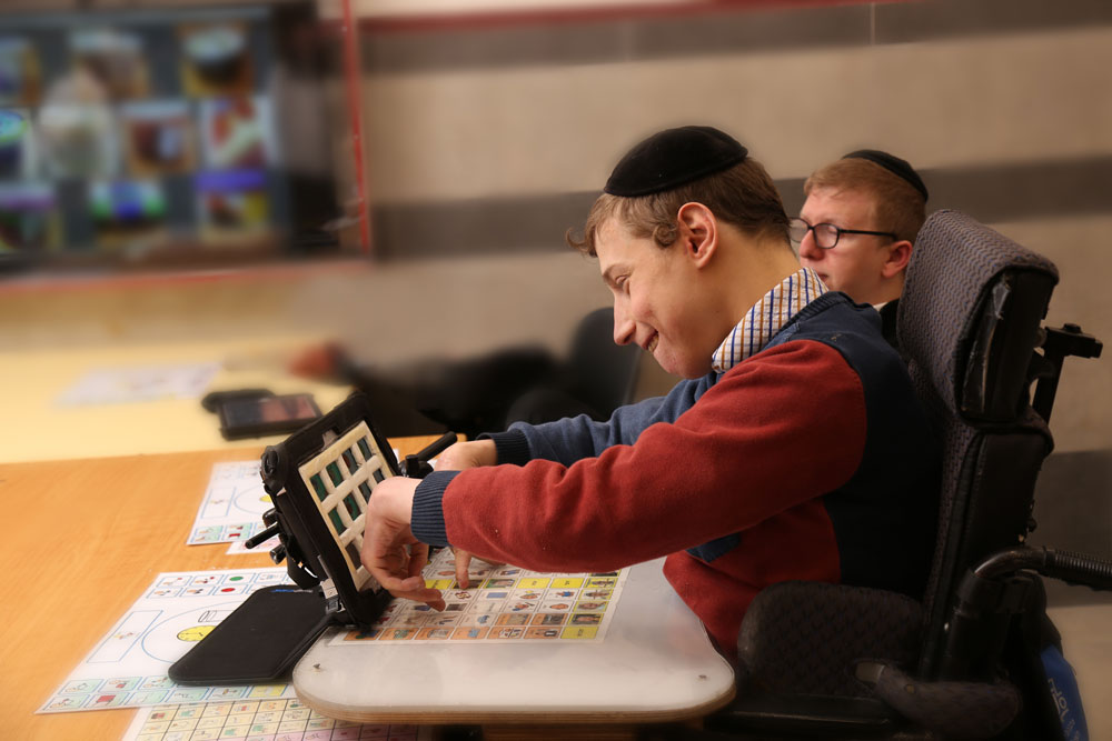 ילד משחק בשהם